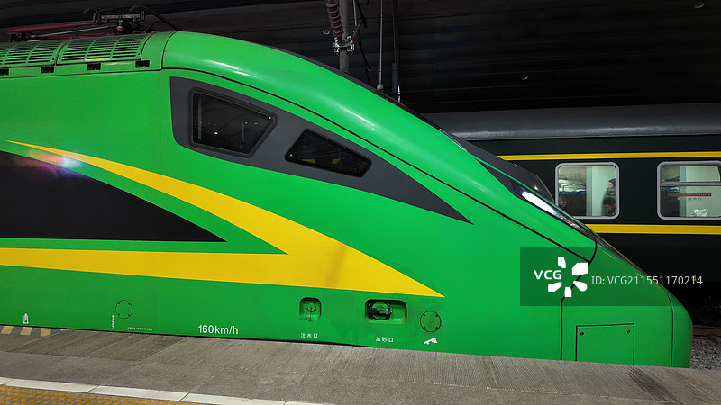 停在站台的“绿巨人”复兴号动车图片素材