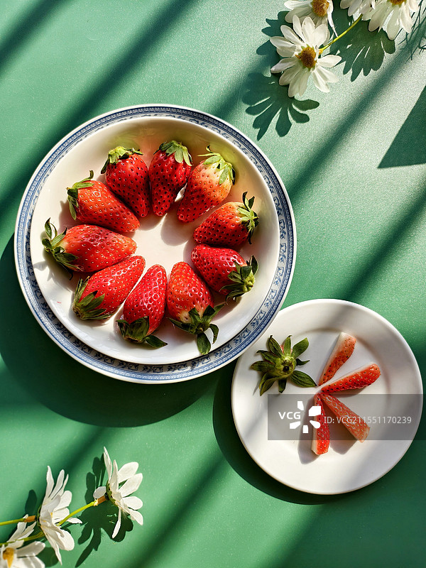 光影下的水果～草莓（静物）图片素材