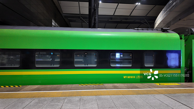 停在站台的“绿巨人”复兴号动车图片素材