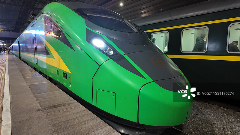 停在站台的“绿巨人”复兴号动车图片素材