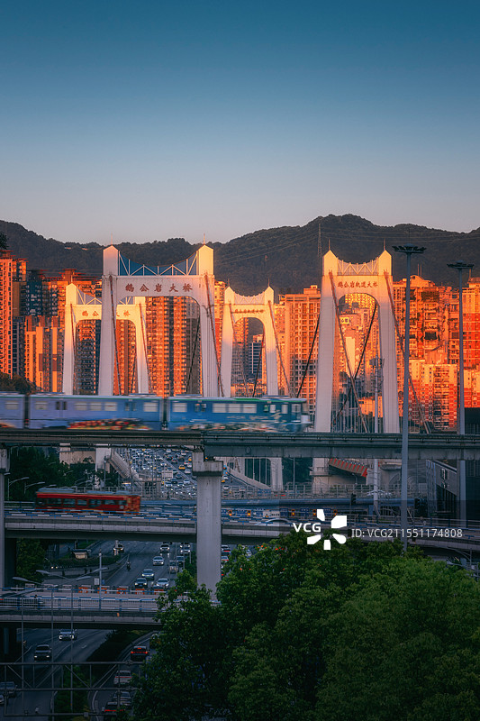 夕阳下的重庆鹅公岩大桥谢家湾二号线轻轨交通图片素材