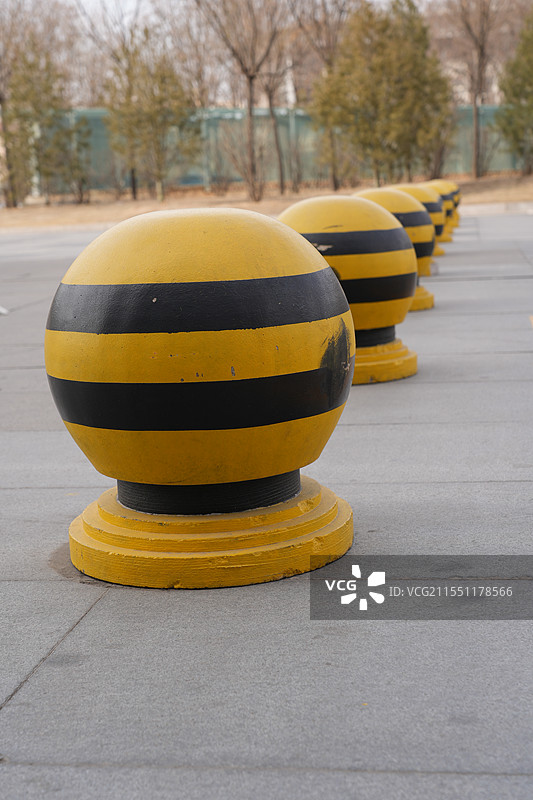 规律排列的黄黑相间的石墩图片素材