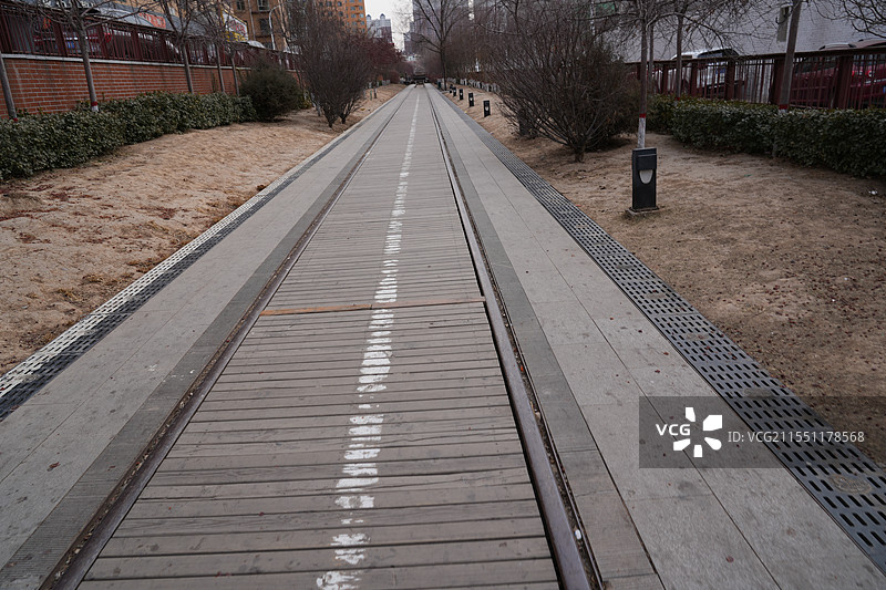 铁路铁轨笔直弯曲的朝向一个方向图片素材