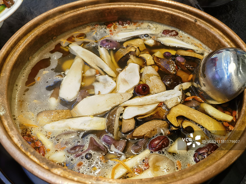 云南菜乌鸡菌汤汤锅图片素材