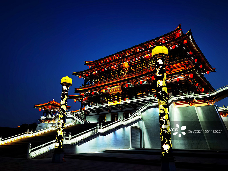 年味.春节主题内容之春节城市氛围.大唐芙蓉园景观系列之紫云楼璀璨夜景（陕西省西安市）图片素材