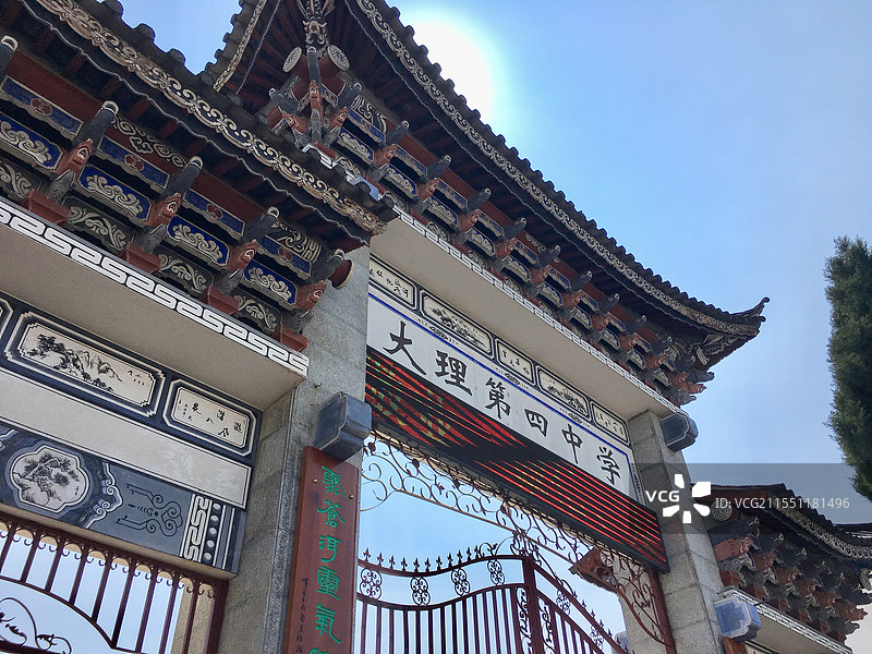 云南大理第四中学白族建筑风格正门图片素材