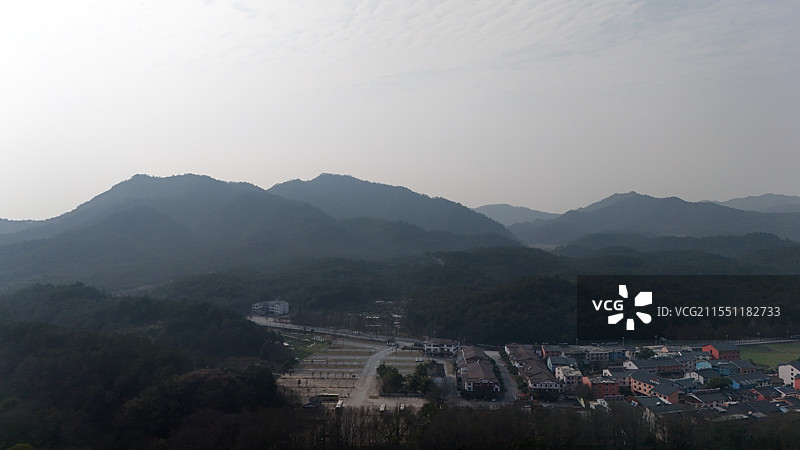 航拍龙虎山泸溪河两岸丹霞地貌风光图片素材