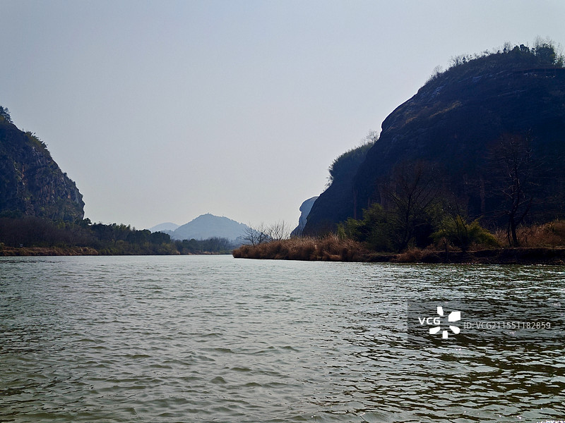龙虎山泸溪河竹筏漂流感受两岸丹霞地貌风光图片素材