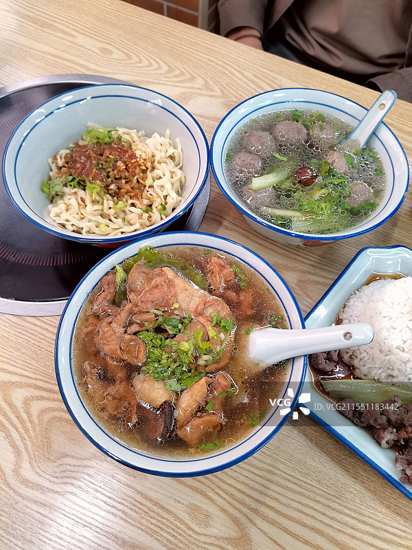 潮汕牛腩拌面 牛筋丸汤图片素材