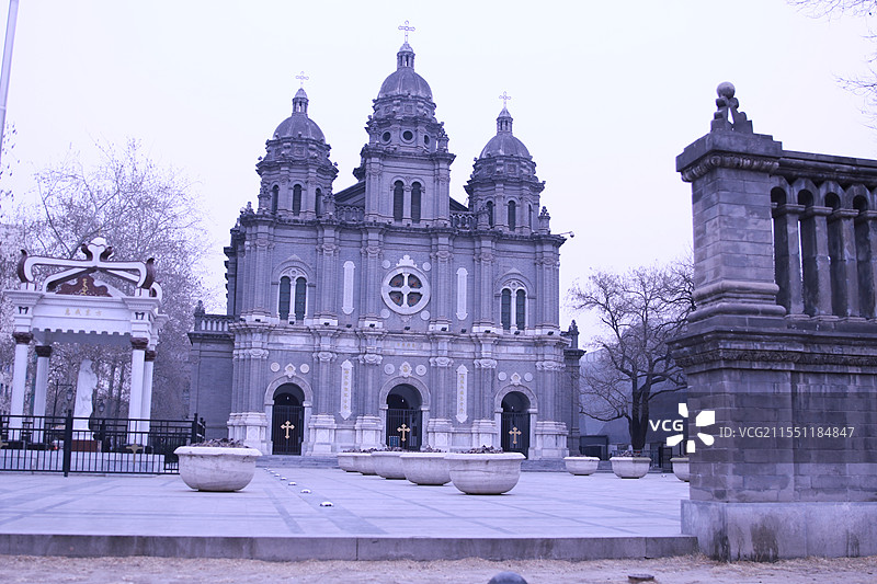 北京王府井天主教堂，又称东堂或圣若瑟堂，始建于清顺治十二年(1655年)。原属葡萄牙耶稣教会图片素材