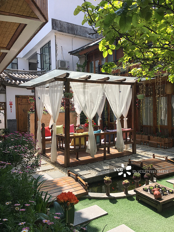 云南大理古城民宿里的天井小院子图片素材