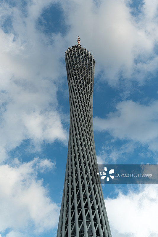 仰视蓝天白云下的广州塔：邂逅 “小蛮腰” 独特线条图片素材