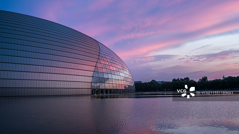 北京黄昏下的国家大剧院蛋壳造型的梦幻光影图片素材