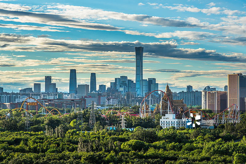 北京现代都市与欢乐游乐园的和谐图景图片素材