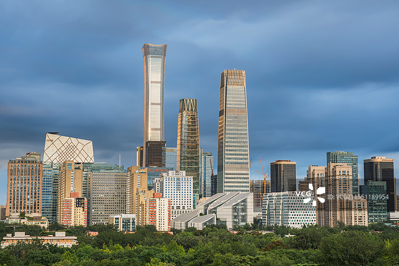 云层下的北京国贸建筑群金色阳光洒在建筑上图片素材