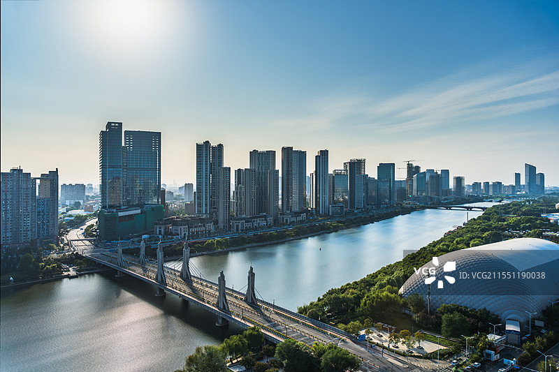 北京通州城市的车水马龙与宁静河流图片素材