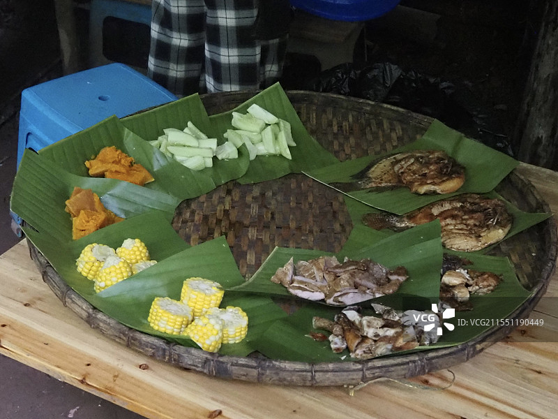 2024年11月6日云南西双版纳基诺山雨林徒步基诺山的野外竹屋基诺族的妇女为游客准备的基诺族的美食图片素材