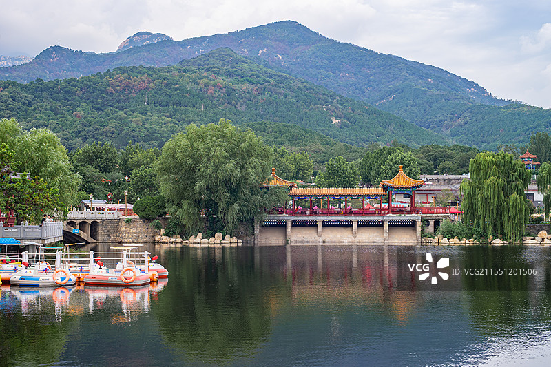 中国山东省泰安市泰山区虎山公园，水库里的水坝，码头河岸的观光船船只，户外白昼无人图像摄影图片素材