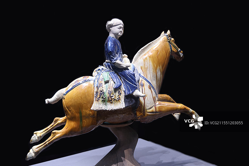 西安博物院展品--唐三彩腾空马图片素材