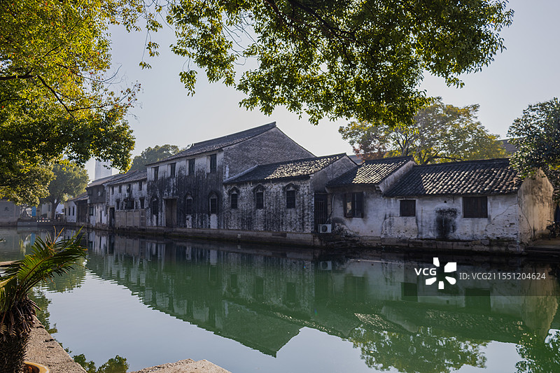 绍兴城内内河和河边古建筑景色图片素材