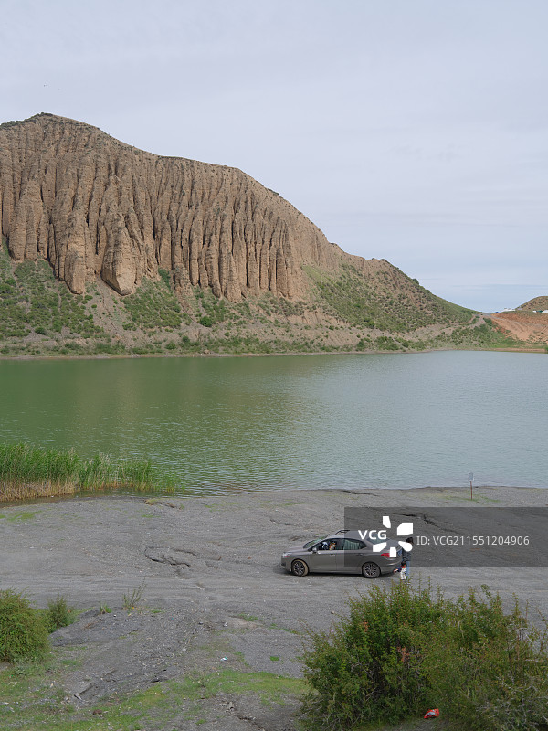 新疆 大小海子 精河 秘境 湖边的汽车图片素材