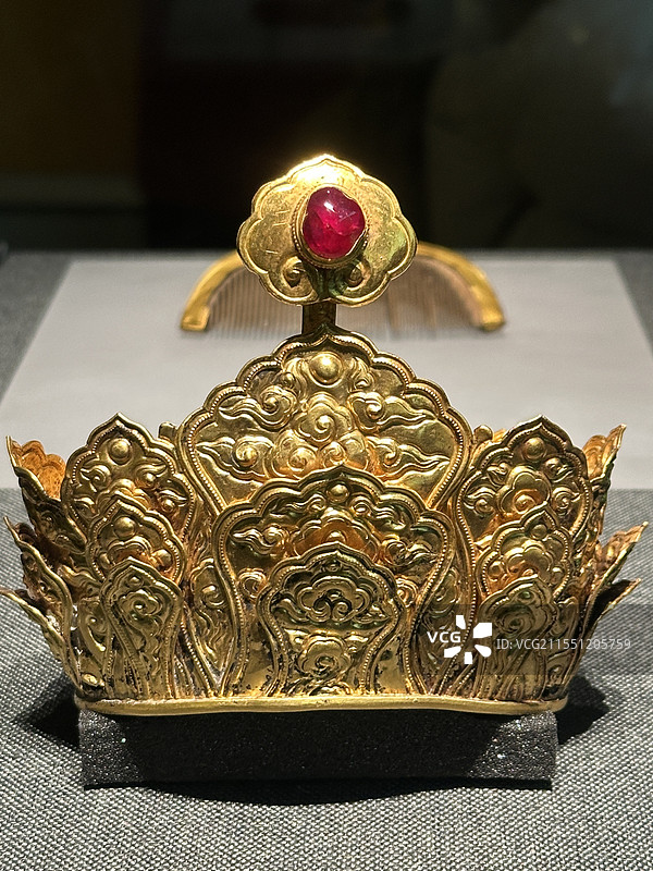 南京博物馆镶宝石发冠图片素材