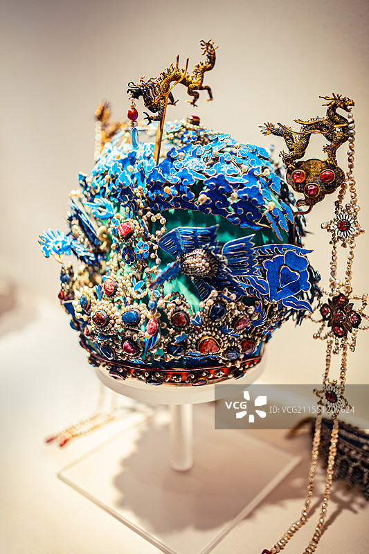 故宫博物院藏明神宗孝靖皇后点翠嵌珍珠宝石金三龙两凤冠图片素材