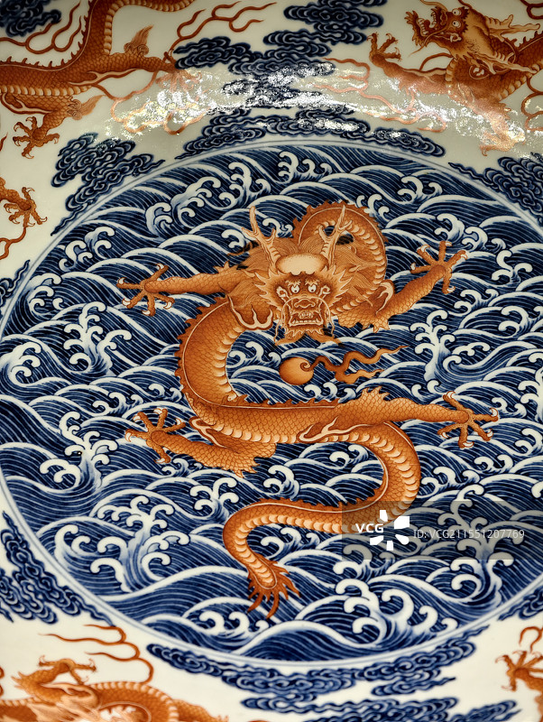 清雍正青花矾红海水九龙纹盘局部 搞笑文物图片素材