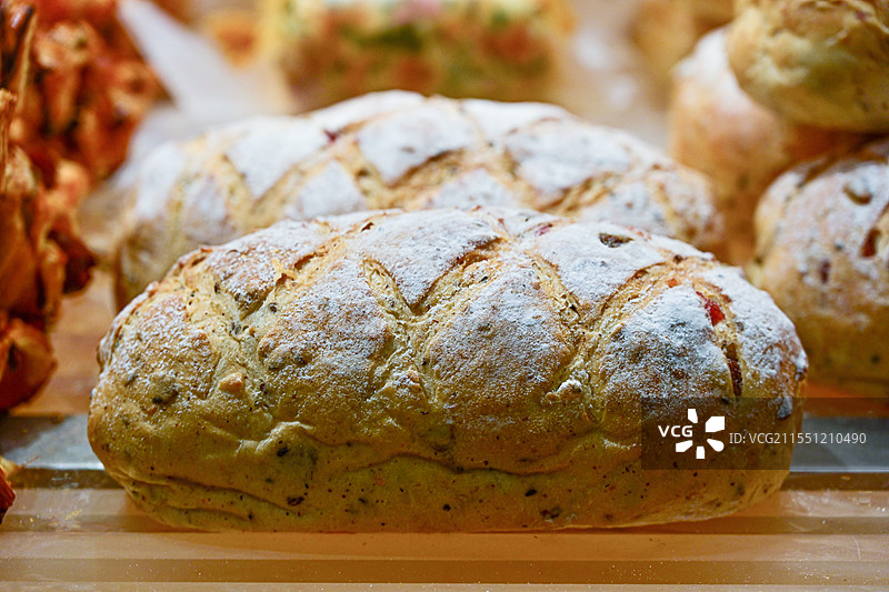 面包房刚烘焙好的面包图片素材
