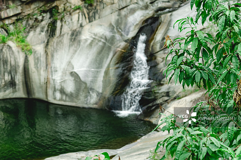 中国自然风光拍摄主题，山东泰安泰山天黑龙潭风景区，黑色的水潭和溪流，户外白昼无人图像摄影图片素材
