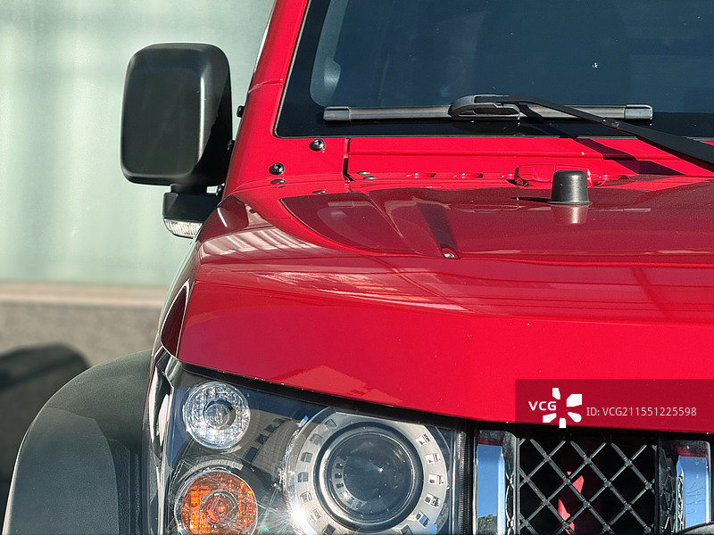 红色吉普车正面局部特写图片素材