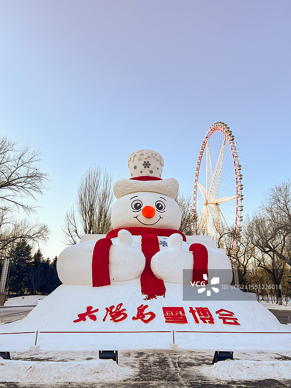 中国非都市风光拍摄主题，黑龙江哈尔滨冰雪大世界公园雪雕冰雪地的雪人雕像，户外白昼无人图像摄影图片素材