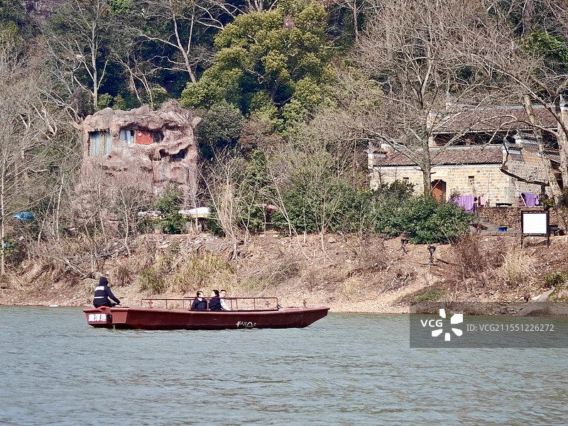 龙虎山泸溪河竹筏漂流感受两岸丹霞地貌风光图片素材