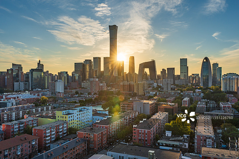 日出北京国贸建筑群中国尊在金色阳光中图片素材