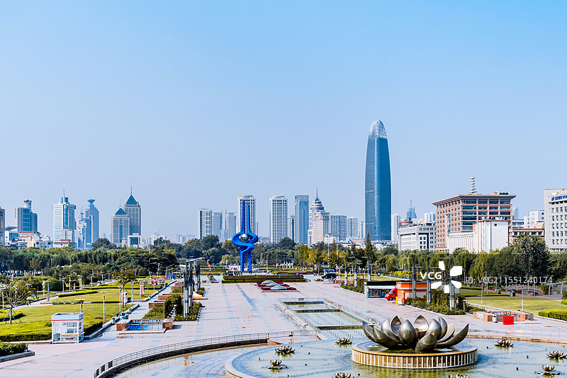 中国山东济南泉城广场泉标雕塑和绿地中心高视角风光图片素材