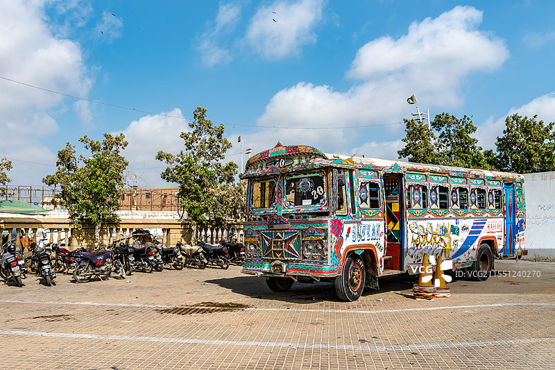 巴基斯坦城市里的交通工具公交车巴士图片素材