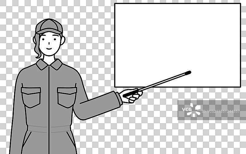 一位穿着工作服的女性机械师指着一个图片素材