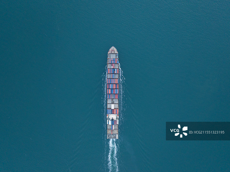 海上航行船舶的高角度视角图片素材