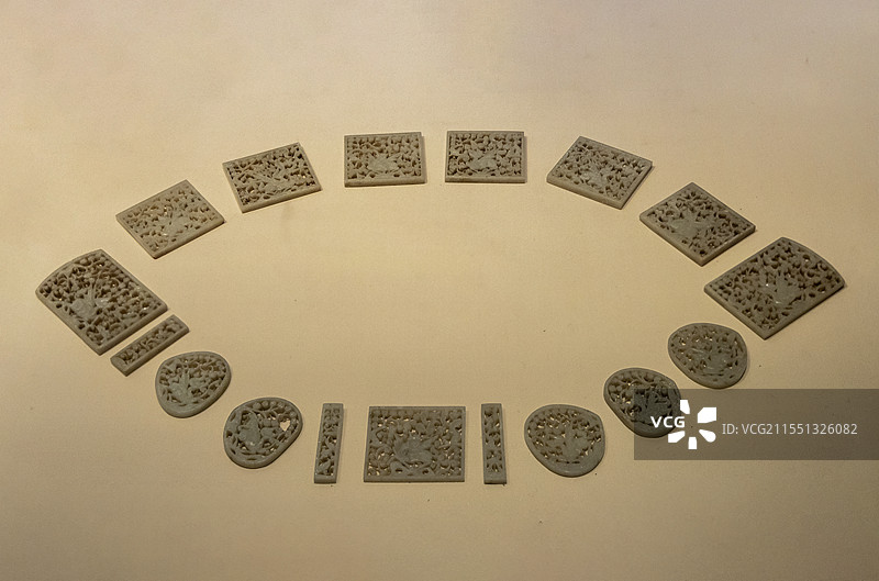 江西省博物馆“古代历史文化展”：透雕麒麟松树牡丹纹玉带板（明，1982年江西益定王墓次妃王氏棺出土）图片素材