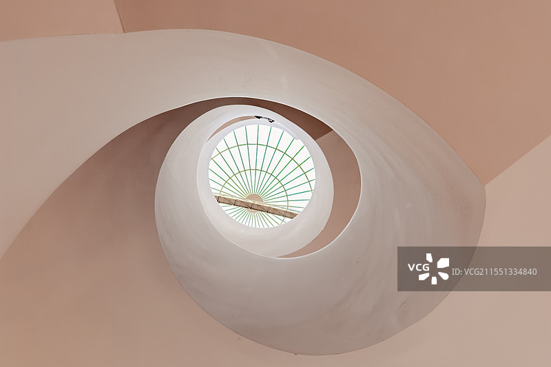 室内建筑结构中庭旋梯图片素材
