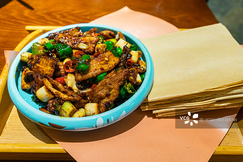 中国餐饮行业饮食产业，传统经典中国食品，美食拍摄主题，一盘子回锅肉美食特写，室内无人图像图片素材