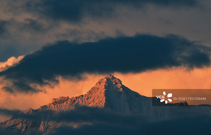 南迦巴瓦峰的日落金山图片素材