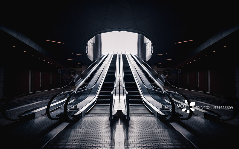 室内建筑结构中庭旋梯图片素材