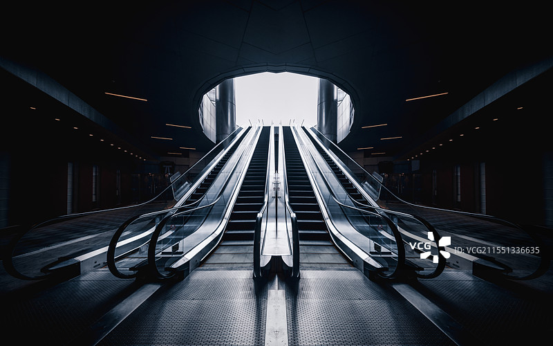 室内建筑结构中庭旋梯图片素材