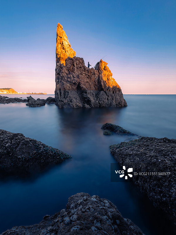 大连燕窝岭海中礁石图片素材