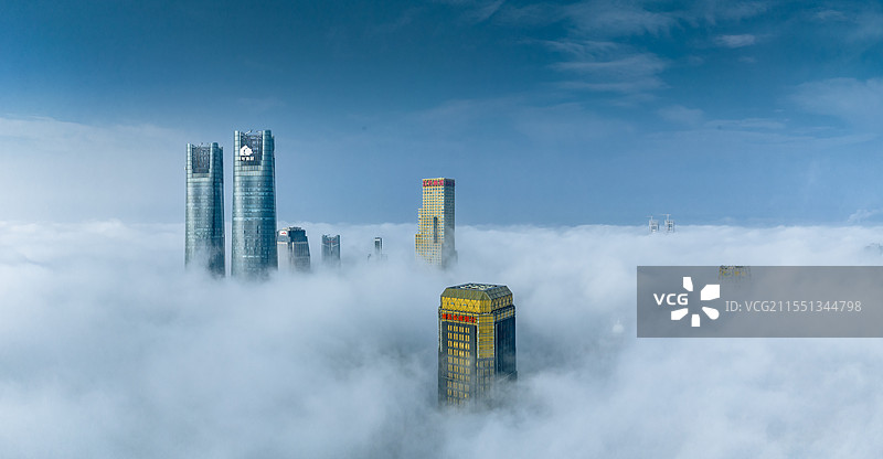 雾袭洪城入仙境——2025年2月16日南昌迎来蛇年首次平流雾图片素材