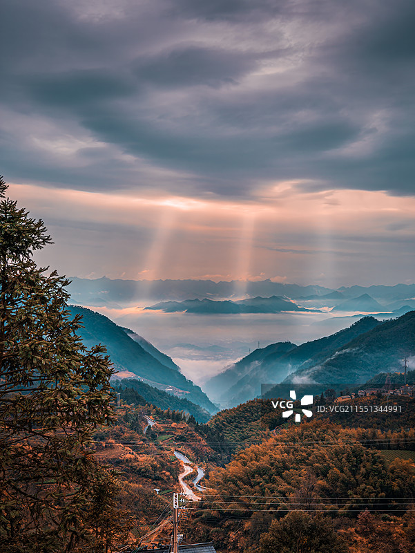 云雾山间的丁达尔光图片素材