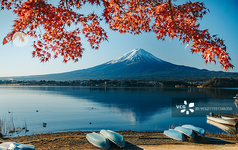 日本富士山枫叶季远眺雪山湖泊图片素材