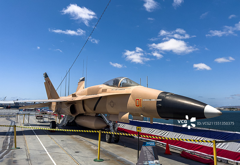 美国退役航母上的老式飞机战斗机图片素材