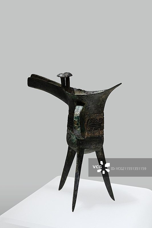上海博物馆青铜器展品·祼酒器：兽面纹爵。商中期（公元前15世纪中叶—前13世纪）图片素材